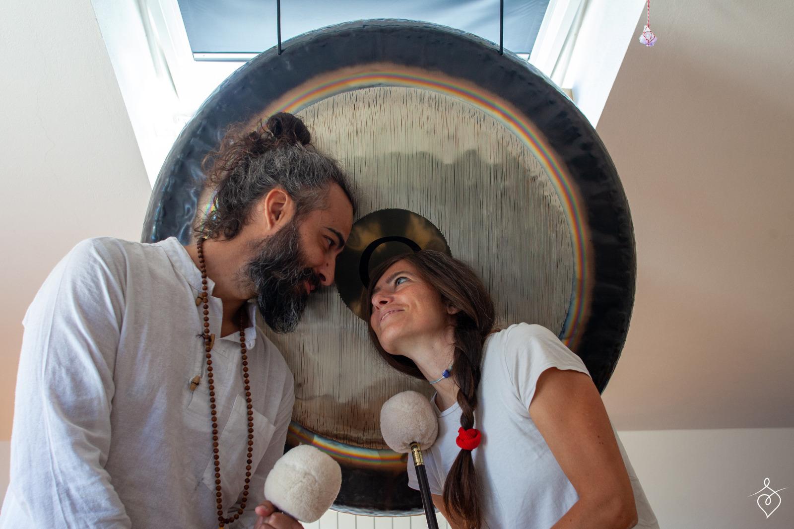 gong simo e gio Con Amore profondo Giorgio & Simona si fondono l'uno nell'altro attraverso un'immersione nei loro sguardi